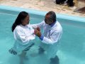 Pr. Carlos Gomes batiza 57 novos membros da AD Penedo