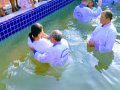 Pr. Adalberto de Almeida batiza 92 novos membros da AD Xexéu