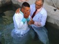 Pr. Valdir Bezerra dos Santos batiza 21 novos membros da AD em Santa Cruz do Deserto