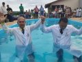 Pr. Nelson Lima celebra o batismo de oito novos membros da AD Mata Grande