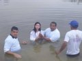 Pr. Fábio Junior batiza seis novos membros da AD Capivara