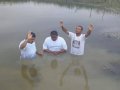 Pr. Fábio Junior batiza seis novos membros da AD Capivara