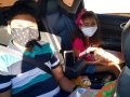 Drive-thru da saudade reúne cerca de 60 crianças no estacionamento da AD Farol