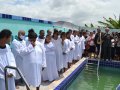 Pr. Josias Emídio batiza 90 novos membros da AD Xexéu