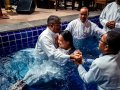102 novos membros da Assembleia de Deus descem às águas batismais