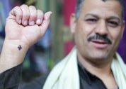 Cristãos no Egito usam tatuagem de cruz para mostrar fidelidade a Jesus na perseguição
