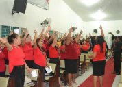 Crentes adoram a Deus no congresso na Marquês de Pombal