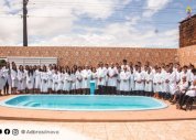 56 novos membros da AD Brasil Novo descem às águas batismais