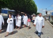 Pr. Givaldo Lima batiza 10 novos membros da AD em Mumbaça