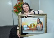 Alice Maciel recebe CD de Ouro em Alagoas